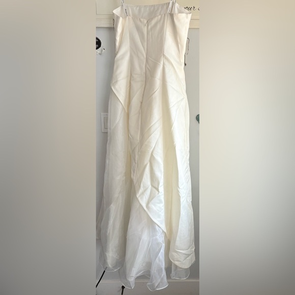 Elegant White Strapless Dress with Embroidery - Picture 3 of 3